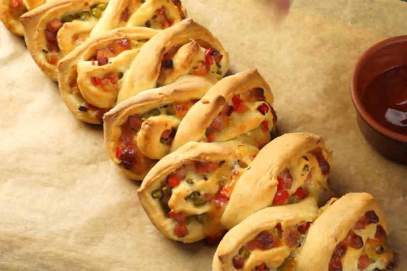 Режем рулет ножницами... Настоящая вкуснота для перекуса или ужина