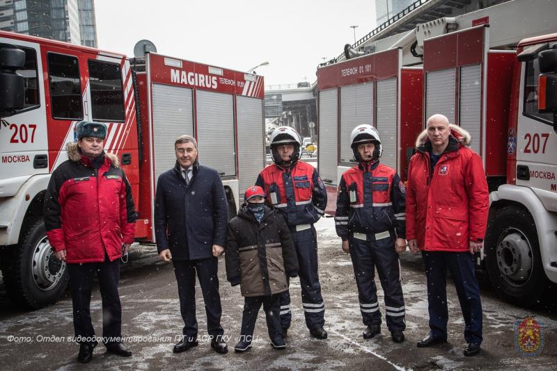 Работники Пожарно-спасательного центра Москвы помогли осуществить новогоднее желание подростка
