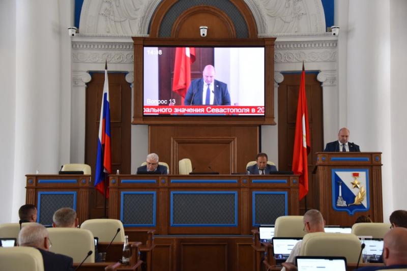 Депутаты севастопольского парламента законы принимали и бойцов провожали