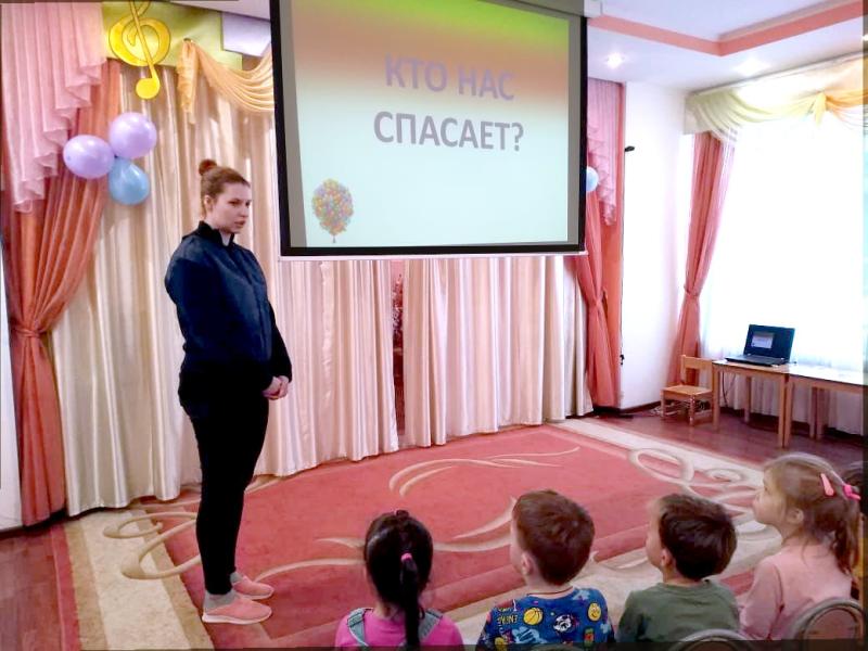 Хорошая традиция  рассказывать детям о спасателях и пожарных