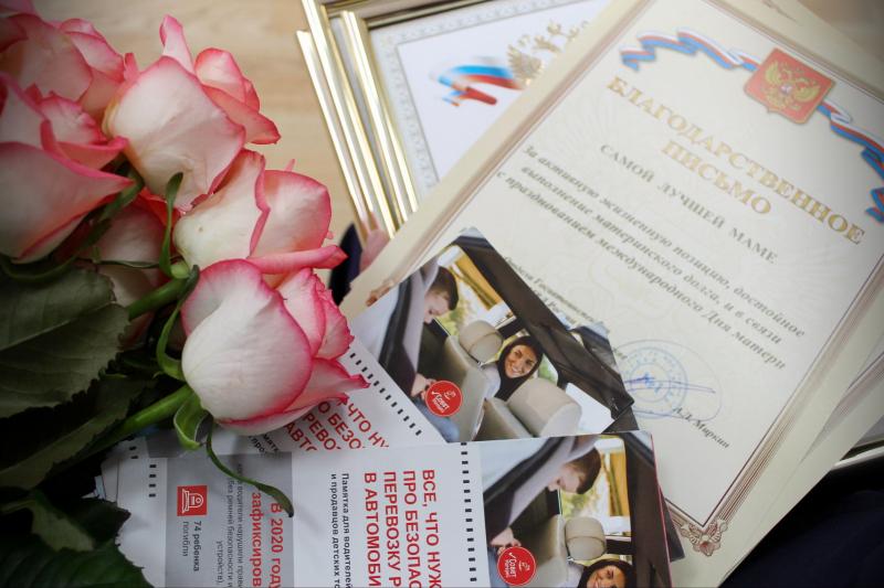 Сотрудники ДПС Новой Москвы в преддверии Дня матери провели тематический конкурс на территории столичного детского сада