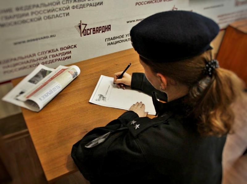 В день матери сотрудник подмосковного СОБР «Булат» Росгвардии приняла участие в акции «Мама всегда на страже»