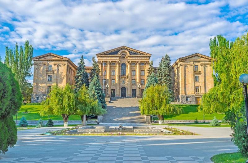 Парламент Армении призвал Россию осуществить действия по полному выполнению трехстороннего заявления