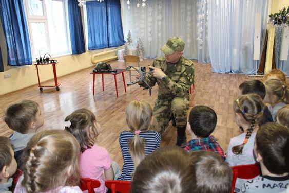 В Ульяновске военнослужащий Росгвардии провел урок мужества для воспитанников детского сада
