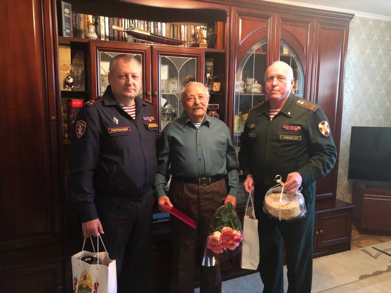 Краснодарские росгвардейцы поздравили ветерана Великой Отечественной войны и войск правопорядка с 95-летием