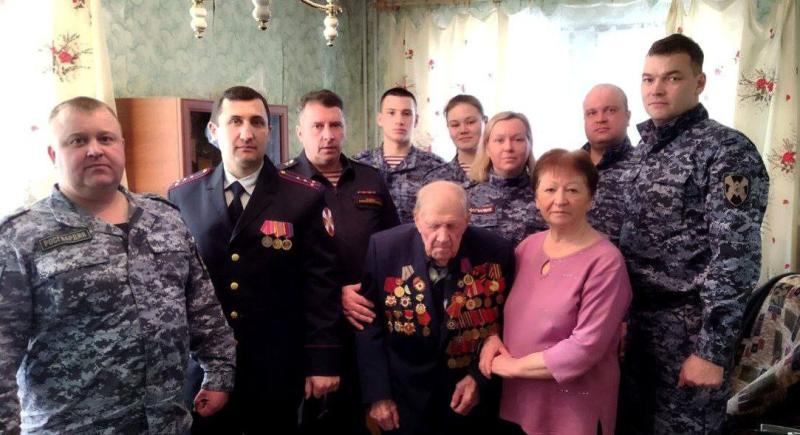 В Подмосковье сотрудники Росгвардии поздравили с Днем защитника Отечества ветерана Великой Отечественной войны