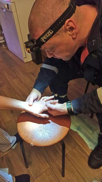 Спасатели ГКУ МО «Мособлпожспас» помогли женщине снять два кольца с опухшего пальца