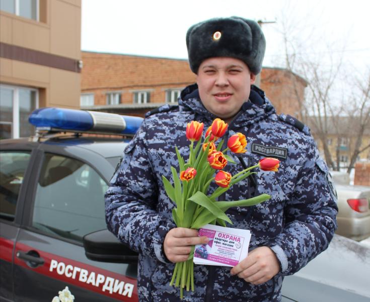 Росгвардейцы поздравили с 8 марта женщин-водителей Иркутской области в рамках акции «Цветы для автоледи»