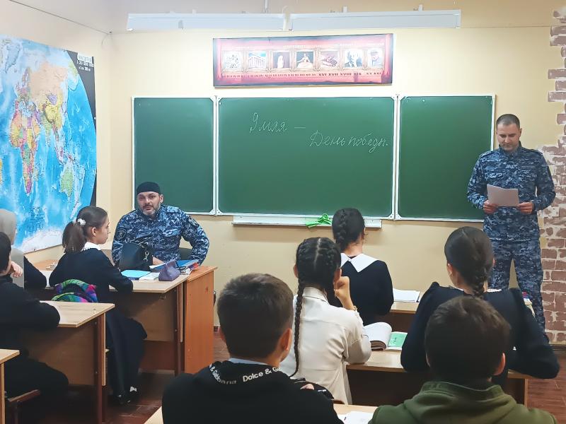 В преддверии Дня Победы росгвардейцы провели уроки Мужества в подшефных школах Ингушетии