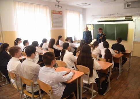 В Грозном в преддверии Дня Победы росгвардейцы провели тематическое занятие для учащихся ведомственной школы