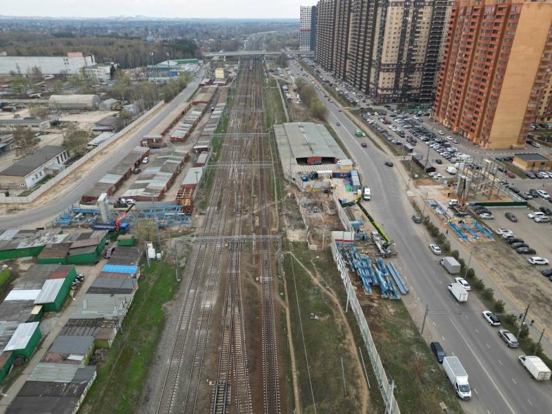 В Реутове активно строят современный и безопасный переход над железной дорогой