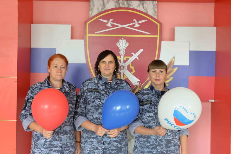 ​В Кургане ко Деню Государственного флага России военнослужащие и сотрудники территориального управления Росгвардии присоединились к ведомственному флешмобу.