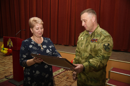 Военнослужащие Росгвардии в Грозном поздравили с Днем учителя педагогов ведомственной школы