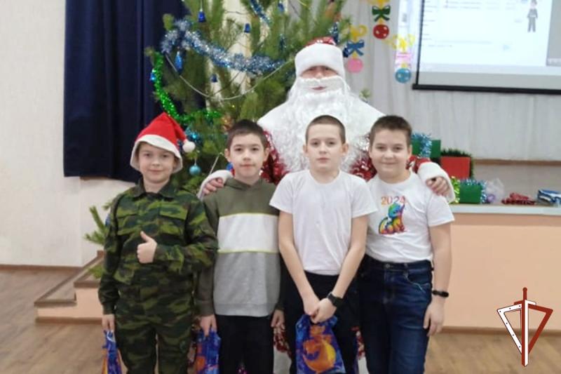 Росгвардейский Дед Мороз специального назначения продолжает радовать детей в Зауралье