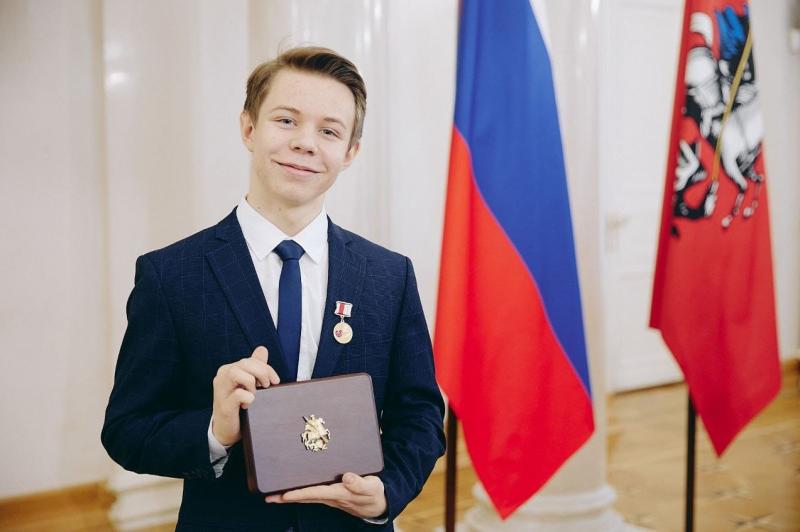Девятиклассника из ТиНАО как лучшего волонтера столицы наградили в Правительстве Москвы