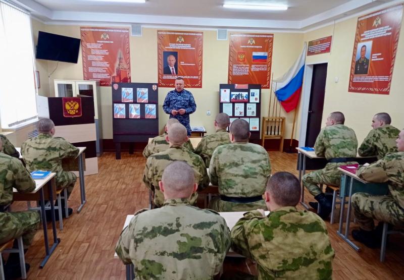 В Пензенской области представители вневедомственной охраны Росгвардии встретились с военнослужащими по призыву