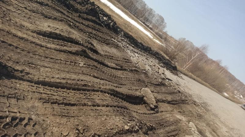 Жители села Медведское добились ремонта разбитой большегрузами дороги