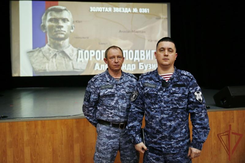 Сотрудники Росгвардии в Югре приняли участие в премьере документального фильма о военнослужащем ведомства Герое России Александре Бузине