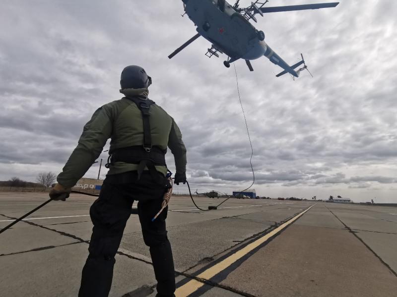 Спецназ Росгвардии отрабатывает в Приангарье навыки беспарашютного десантирования из вертолетов различными способами