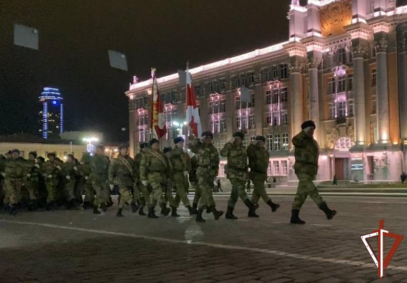 Росгвардейцы приняли участие в ночной репетиции парада Победы в Екатеринбурге