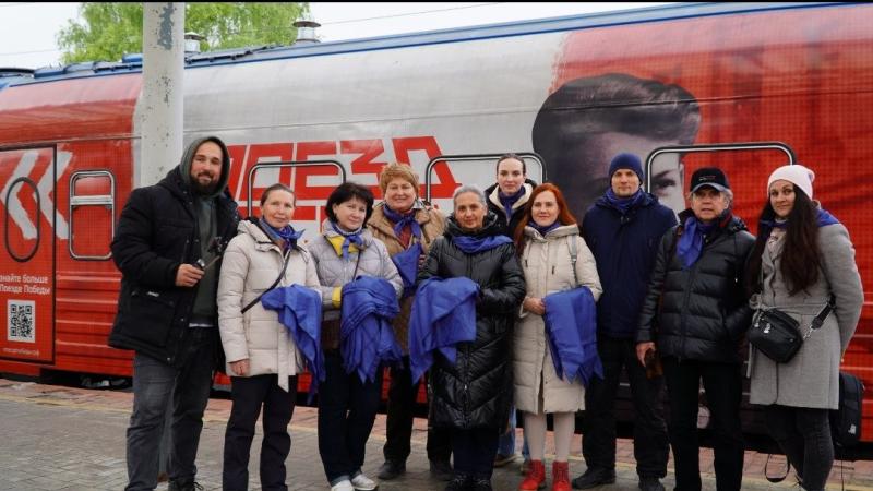 Патриотическую акцию «Синий платочек» провели в Нижнем Новгороде в день прибытия «Поезда Победы»