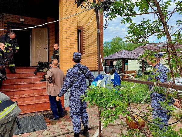 В Московской области сотрудники Росгвардии блокировали очаг возгорания в охраняемом частном доме