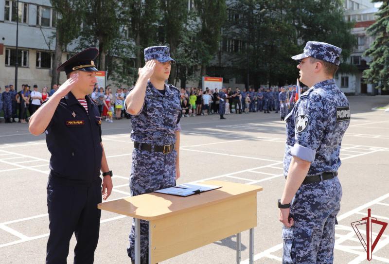 БОЛЕЕ 120 РОСГВАРДЕЙЦЕВ УСПЕШНО ЗАКОНЧИЛИ ОБУЧЕНИЕ В МОСКОВСКОМ ЦЕНТРЕ ПРОФЕССИОНАЛЬНОЙ ПОДГОТОВКИ СОТРУДНИКОВ ВНЕВЕДОМСТВЕННОЙ ОХРАНЫ