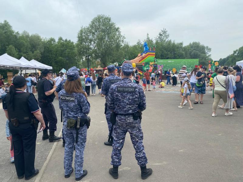 Сотрудники Росгвардии обеспечили общественную безопасность в период проведения праздника Дня защиты детей в Городском парке культуры и отдыха г.о. Чехов