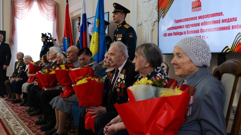 Росгвардейцы приняли участие в церемонии вручения юбилейных медалей ветеранам Великой Отечественной войны