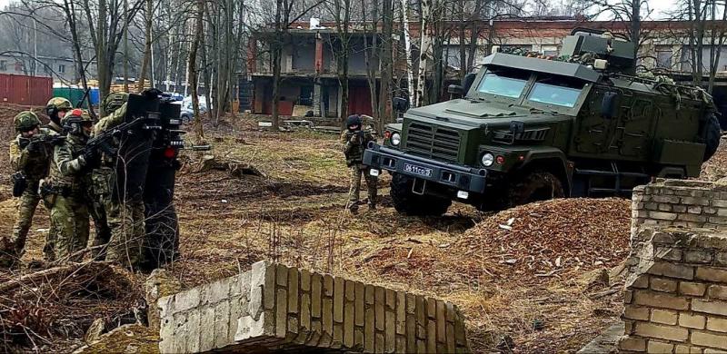 Сотрудники СОБР «Булат» подмосковного главка Росгвардии провели комплексную тактико-специальную тренировку
