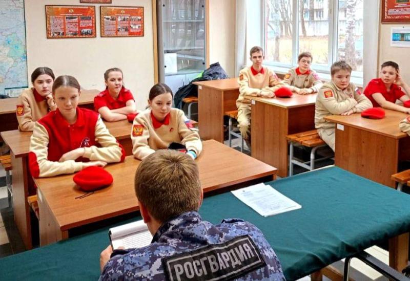 В Подмосковье сотрудники Росгвардии провели патриотические и спортивные занятия для юных жителей региона