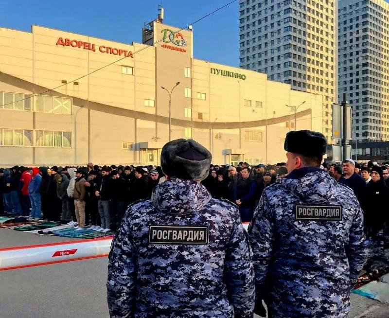 В Подмосковье военнослужащие и сотрудники Росгвардии обеспечили безопасность граждан во время проведения мусульманского праздника Ураза-Байрам