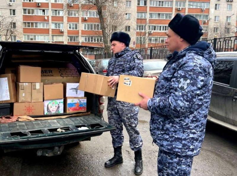 В Подмосковье сотрудники Росгвардии приняли участие в сборе гуманитарной помощи для участников СВО