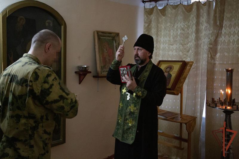 Священнослужитель Русской Православной Церкви посетил росгвардейцев, выполняющих боевые задачи в ДНР