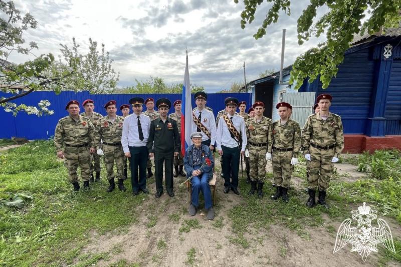 Ульяновские военнослужащие Росгвардии присоединились к акции «Парад у дома ветерана»