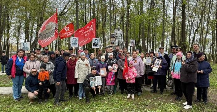 Возложение цветов к памятнику культурного наследия «Братская могила советских воинов, 1941–1942 гг.»