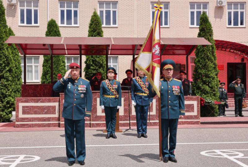 Директор Росгвардии Герой России генерал армии Виктор Золотов вручил личный штандарт командующему Северо-Кавказским округом войск национальной гвардии