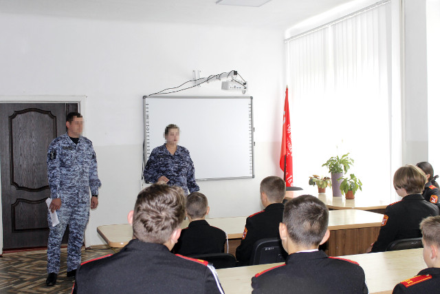 В Херсонской области росгвардейцы провели занятие для учеников подшефного класса