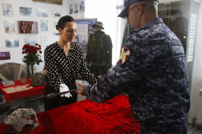 Росгвардейцы передали в Генический краеведческий музей реликвии времен Великой Отечественной войны
