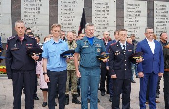 В Ульяновске офицеры Росгвардии приняли участие в церемонии возложения цветов, посвященной Дню памяти и скорби