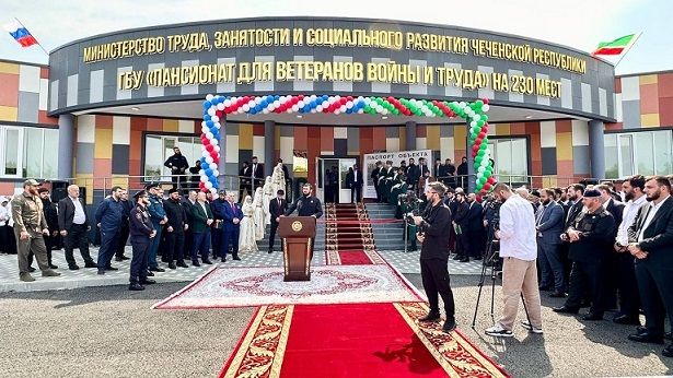 ОФИЦЕР РОСГВАРДИИ ПРИНЯЛ УЧАСТИЕ В ОТКРЫТИИ ПАНСИОНАТА ДЛЯ ВЕТЕРАНОВ ВОЙНЫ И ТРУДА В ГРОЗНОМ