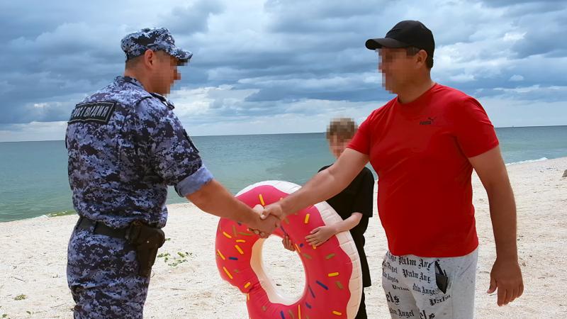 В Херсонской области сотрудник Росгвардии спас едва не унесенную в открытое море девочку