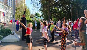 В Орле росгвардейцы провели зарядку с детьми