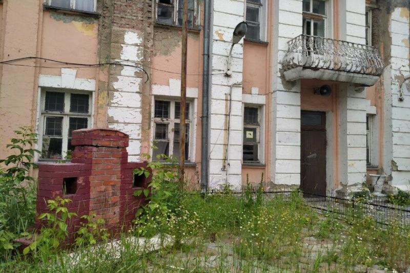 В Новосибирске рядом со старым зданием военкомата убрали мемориальные таблички