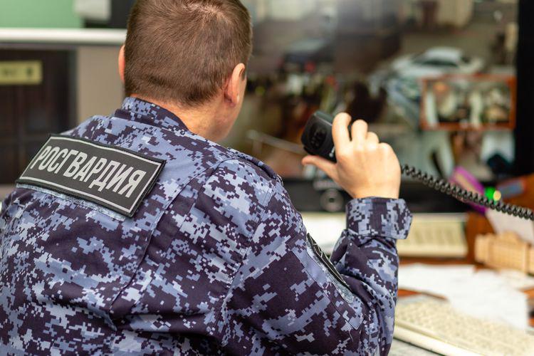 Росгвардейцы задержали похитителя более 20 упаковок деликатесов из городского гипермаркета