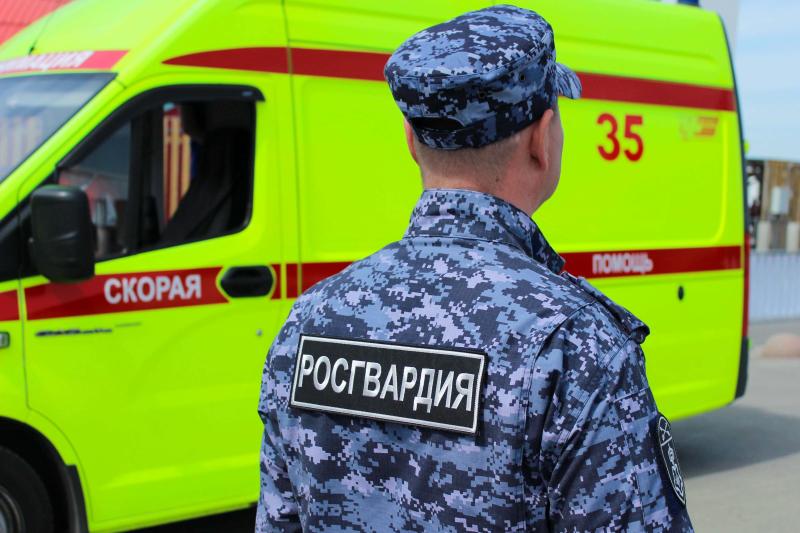 Росгвардейцы помогли медикам оказать помощь пенсионерке, задержав дебоширку, мешавшую фельдшерам