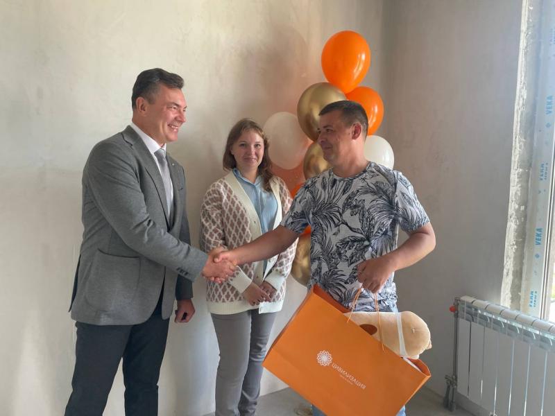Первый участник ипотечной программы для работников ОПК получил ключи от квартиры
