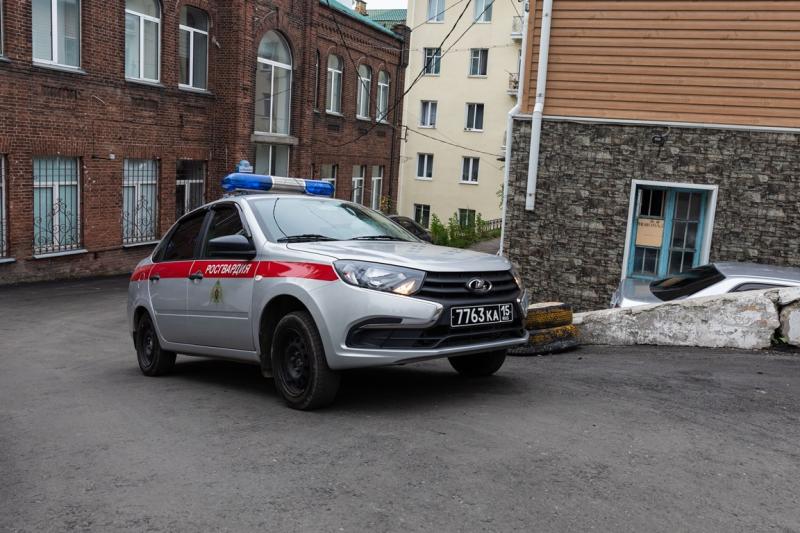 Во Владивостоке сотрудники вневедомственной охраны по горячим следам задержали подозреваемого в карманной краже
