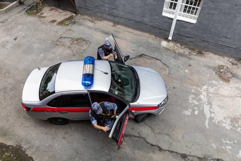 В Уссурийске сотрудники вневедомственной охраны защитили врачей скорой помощи от агрессивного местного жителя