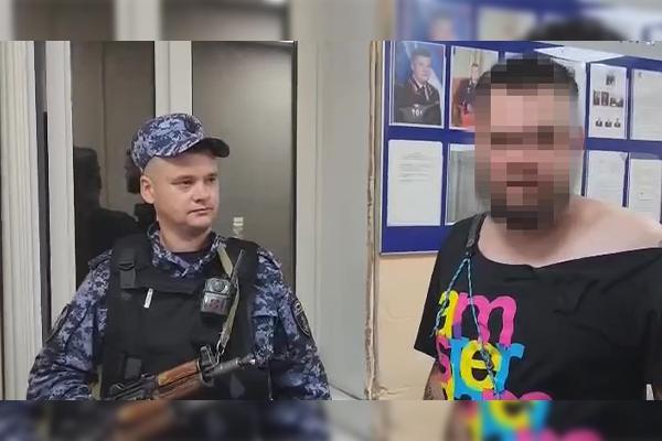 Росгвардейцы задержали вооруженного ножом мужчину на детской площадке в Москве